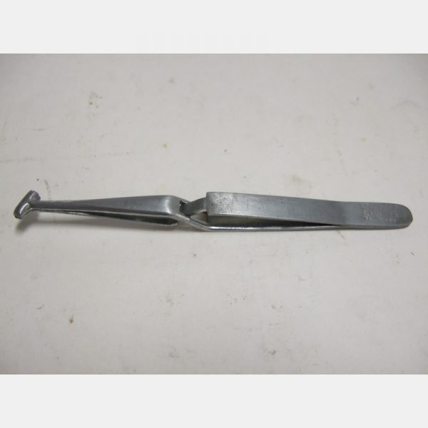 AW22 Tweezer Mfg: Clauss Condition: Used